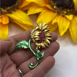 Beautiful Sunflower Fashion Brooch / Pin. Just lovely!